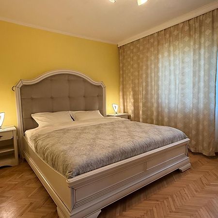 Apartment Palace Of Parliament Букурещ Екстериор снимка